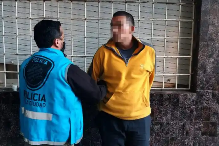Lo detienen por un robo y grita “ayer salí por el coronavirus, mañana me largan de nuevo”