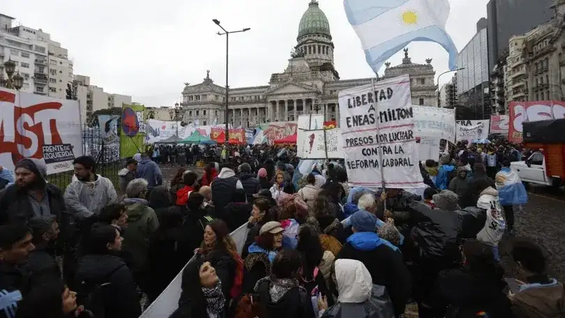 Bajo la lluvia, organizaciones concentran frente al Congreso contra de la Ley de Propiedad Privada