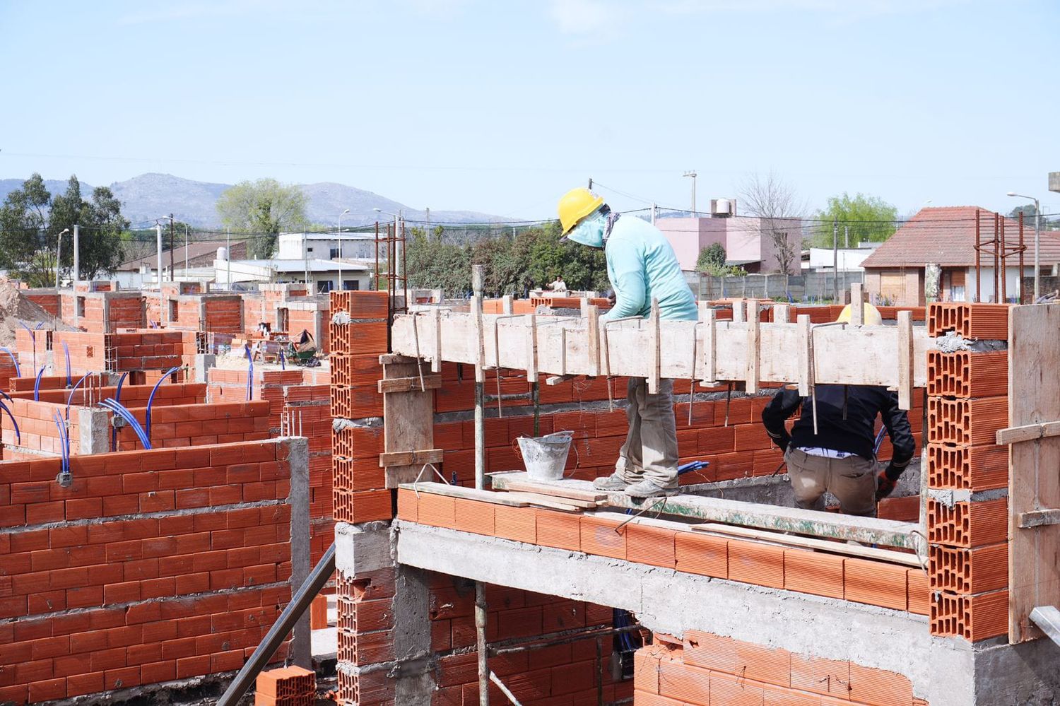 El proyecto de obra, a cargo de la Cooperativa Falucho, avanza a buen ritmo y ya se está realizando la colocación de puertas y ventanas.