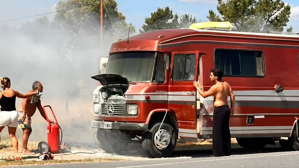 Playero de la Axion extingue el incendio de un motorhome