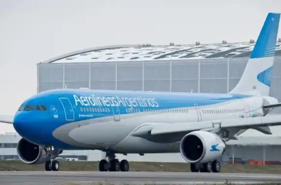 Eliminan la obligatoriedad de contratar Aerolíneas Argentinas a empresas y organismos del Estado