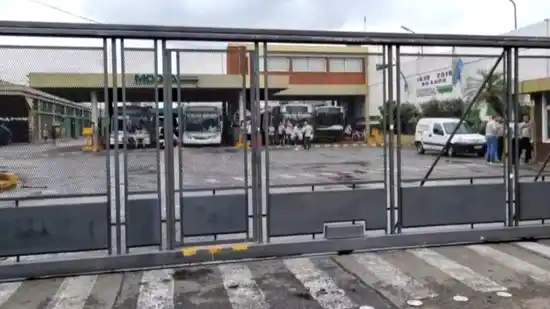 Paro de colectivos en la empresa MOQSA: siete líneas frenadas y choferes que no cobran ni la mitad del sueldo