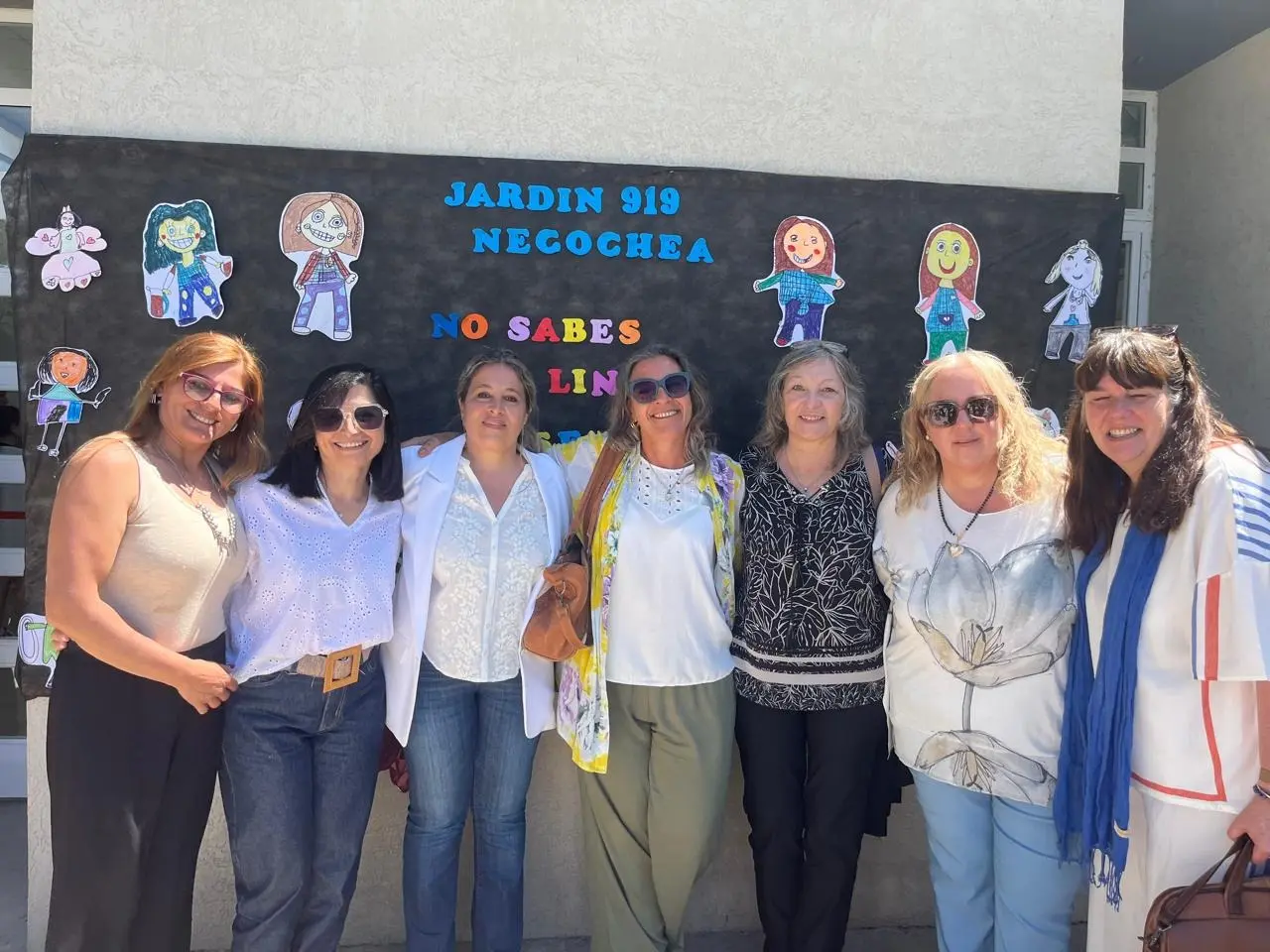 En Necochea. La funcionaria provincial Elisa Castro con directoras e inspectoras, entre ellas, la jefa Regional, María de los Ángeles Rojas y la jefa distrital, Guillermina Calafatich