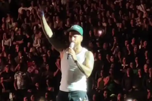 Maluma interrumpió un show para exponer a una fan que llevó a su bebé: "Es un acto de irresponsabilidad"