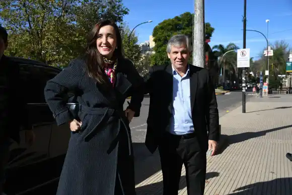 Britos recibió a la vicepresidenta Villarruel en Chivilcoy: le dio regalos y la llevó de recorrida por la ciudad