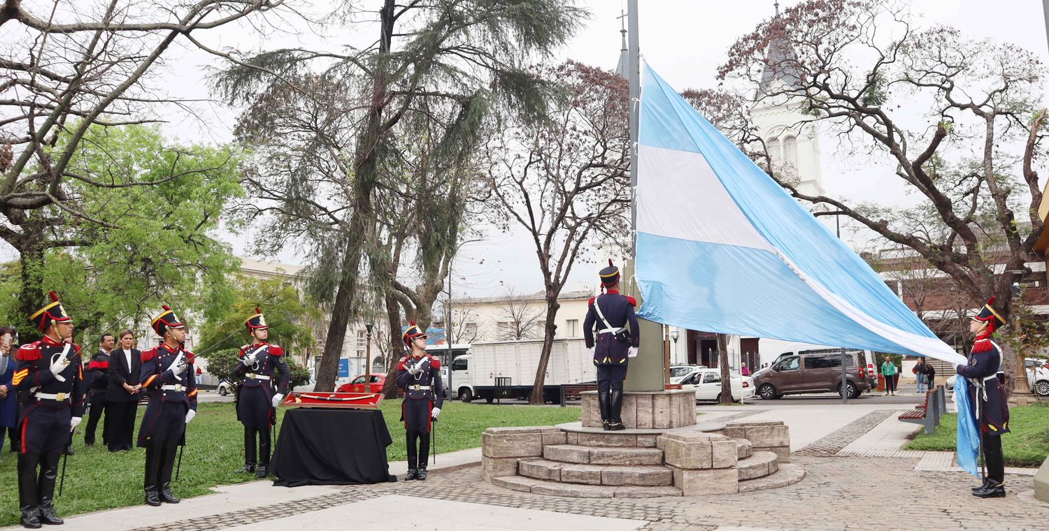 Con la presencia del intendente Azcué, los granaderos izaron la Bandera Argentina