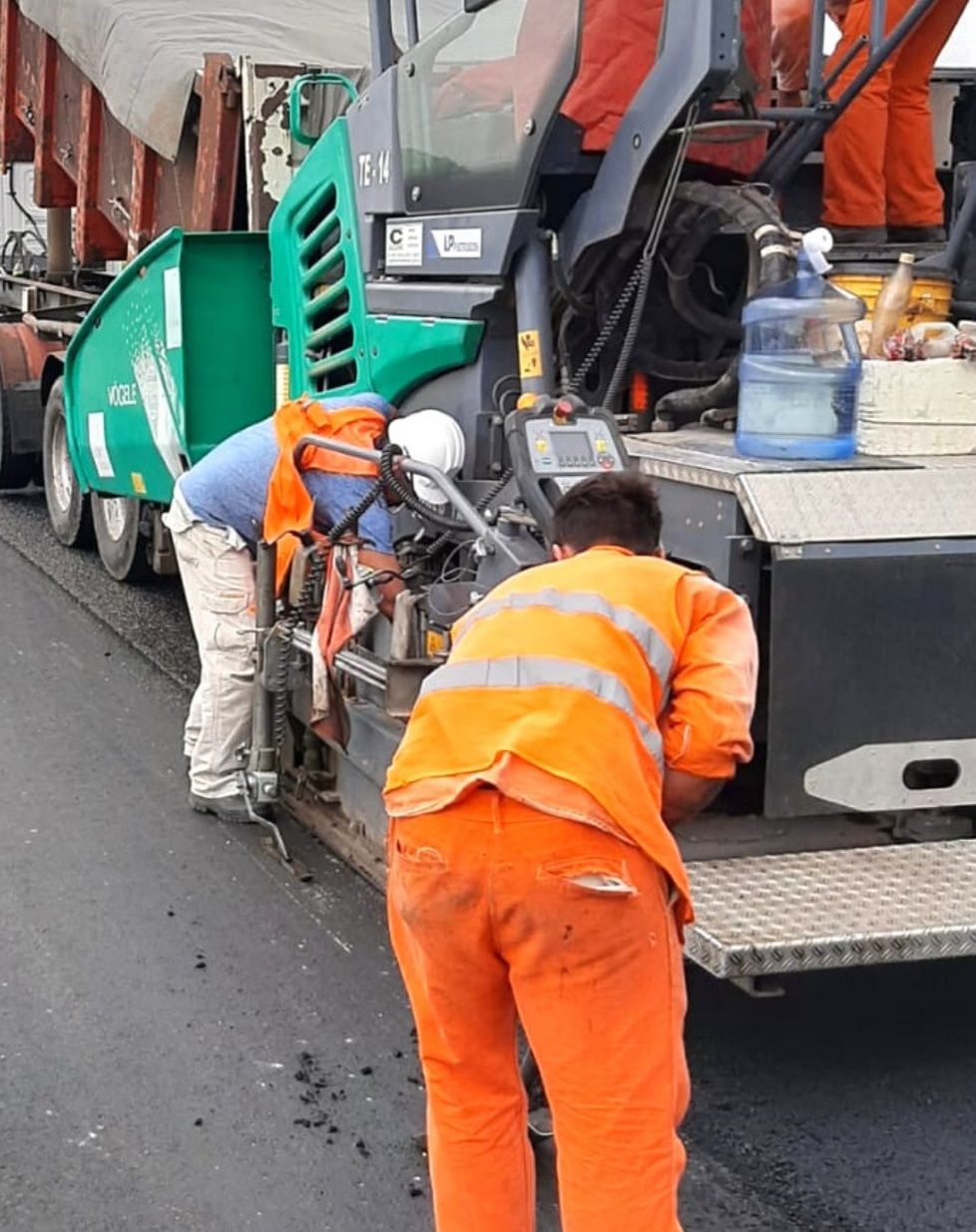 El ingeniero Daniele explica los trabajos que se realizan en la repavimentación de la ruta 131
