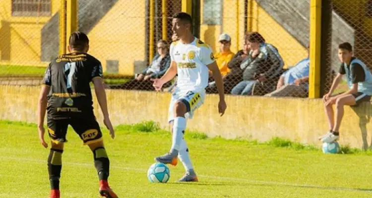 Francisco Nouet se despidió de Flandria y, cuando se reanude la actividad, volverá a ponerse la camiseta de Villa Dálmine