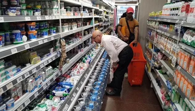 Por la recesión, los argentinos aumentan la búsqueda de promociones y reducen gastos esenciales del hogar