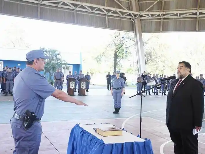 González tomó juramento de la nueva 
Constitución a la cúpula de la Policía