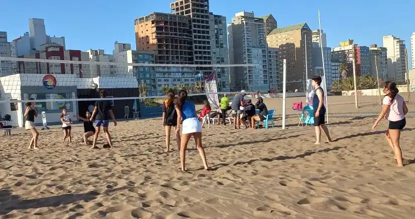 Chicas y chicos menores de 18 años disfrutaron de la actividad en la arena