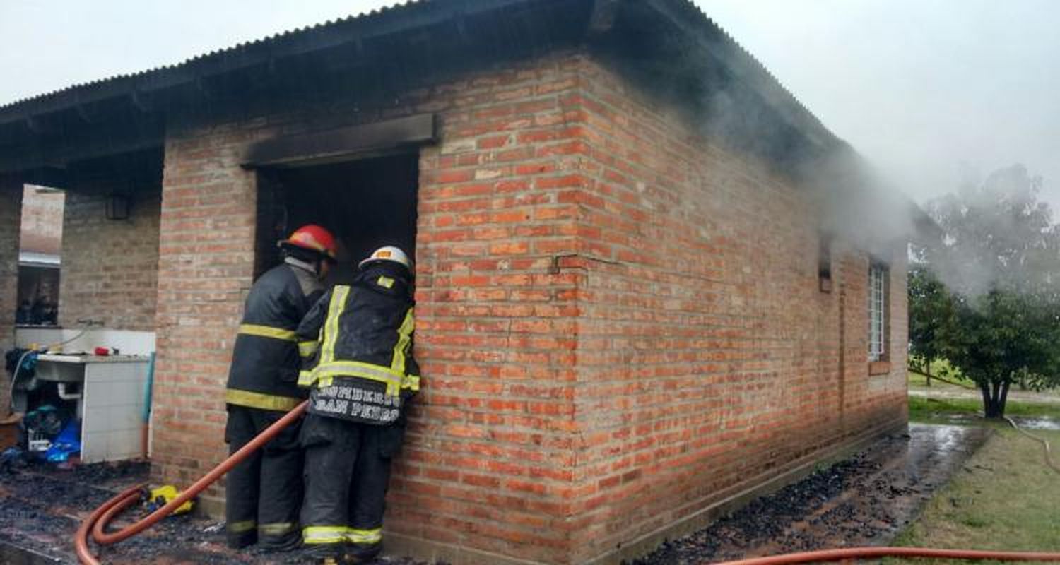 Incendio de vivienda sobre Ruta 191: Un niño con heridas leves