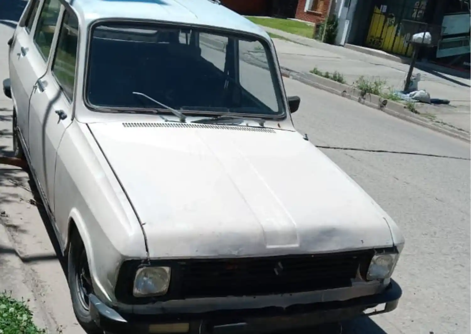 Vecinos reportan que hay un auto abandonado en calle Pellegrini