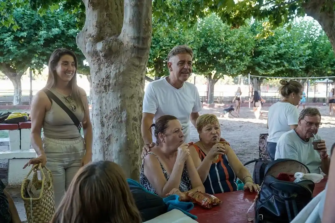 El intendente realizó la recorrida acompañado de María Luz Budassi, directora de Clubes a nivel provincial.