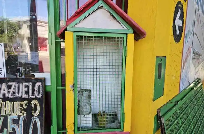 Inseguridad en zona oeste: delincuentes robaron la Virgen de San Nicolás de un comercio