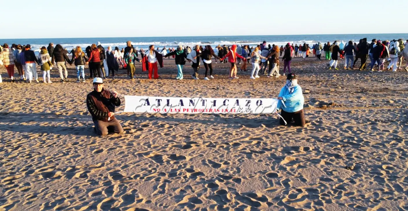 Protesta. Se llevó a cabo en la playa, con buena participación