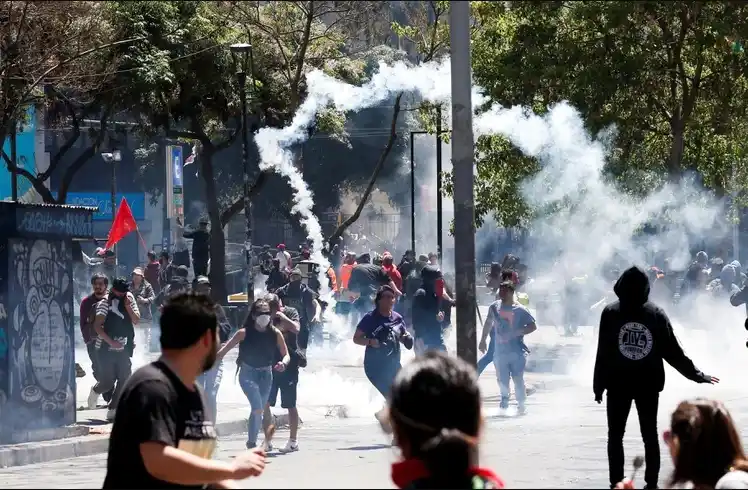 Tercera noche con toque de queda tras otra jornada con protestas y disturbios en las calles