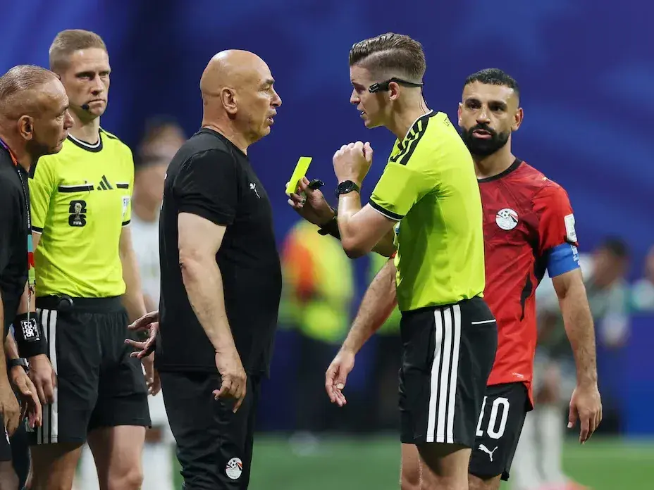 La FIFA sancionó al entrenador de la selección de Egipto, Hossam Hassan, y al delantero Mostafa Zico con tres y cinco partidos de suspensión, respectivamente, por sus declaraciones contra el arbitraje tras la eliminación del equipo africano en los octavos de final del Mundial 2026 ante Argentina. Foto:Reuters