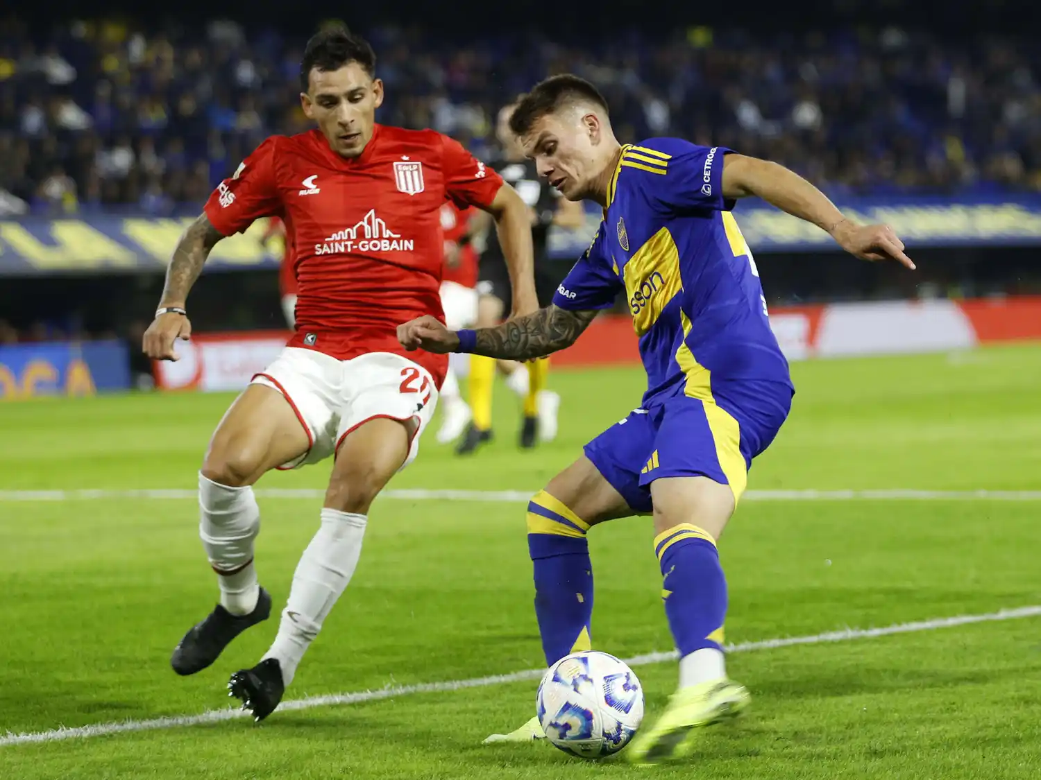 Zenón intenta superar a Meza.