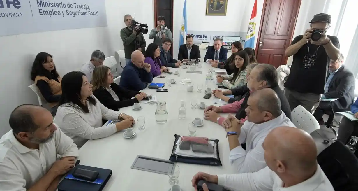 Autoridades provinciales y dirigentes sindicales en la segunda ronda paritaria del año. Crédito: Guillermo Di Salvatore