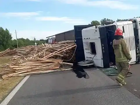 Ibicuy: el vuelco de un camión en Ruta 12 obstaculizó el tránsito