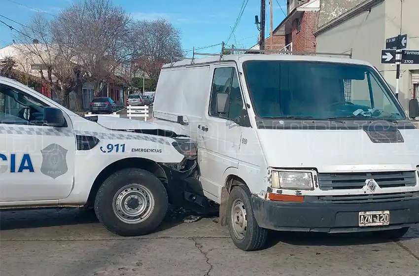 Un patrullero chocó a una camioneta en el barrio San José