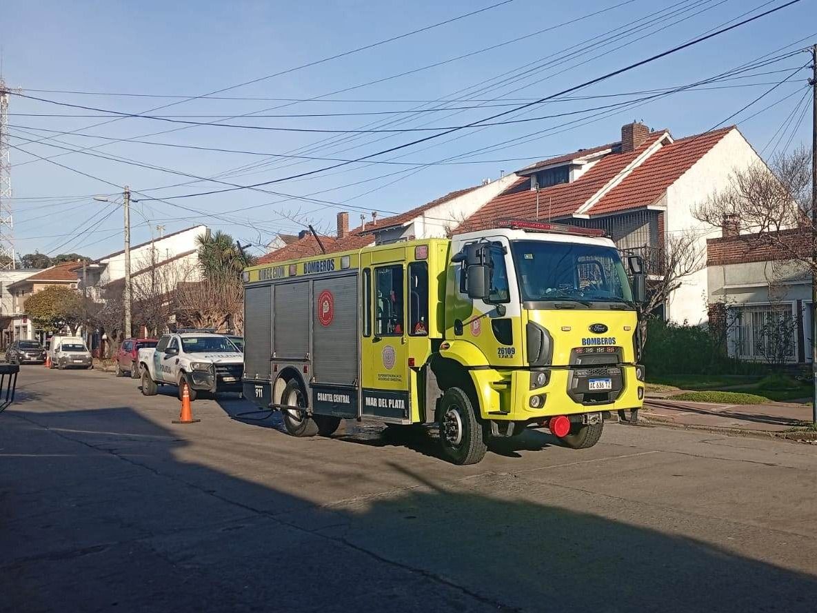 Incendio en un chalet: bomberos salvaron a una mujer de 96 años en silla de ruedas