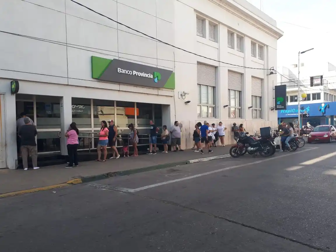 Los bancos no atenderán al público pero estarán habilitados los cajeros automáticos.