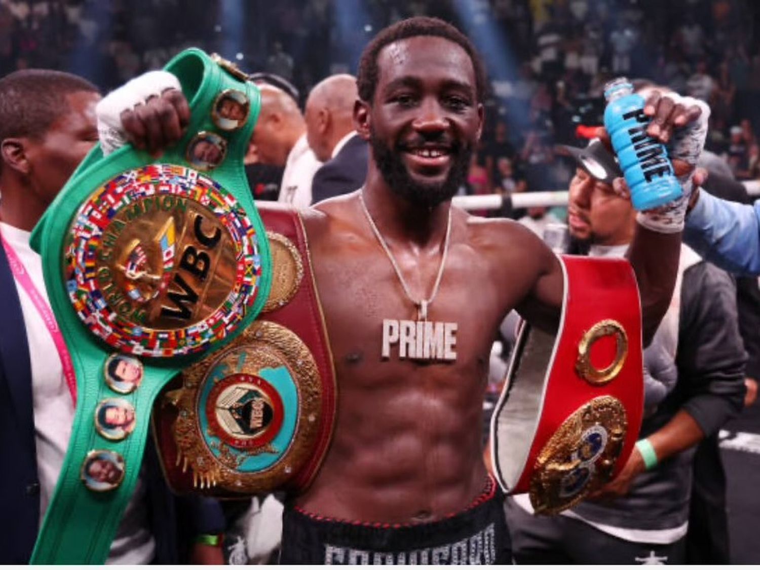 Crawford hizo historia y destronó a “Canelo” Alvarez