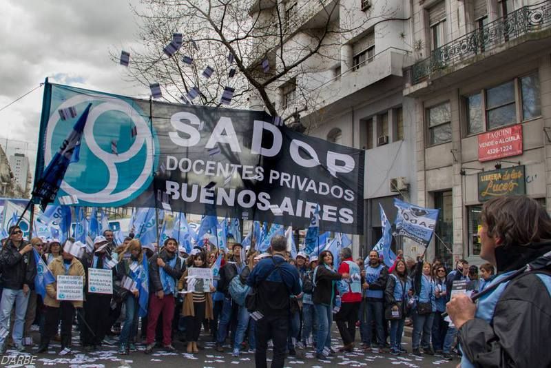 Sindicato de docentes privados advirtió que a ellos también les corresponde el bono de $ 5 mil