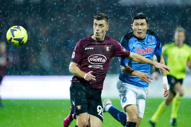 El líder Nápoli, con Simeone, ganó y amplió su ventaja