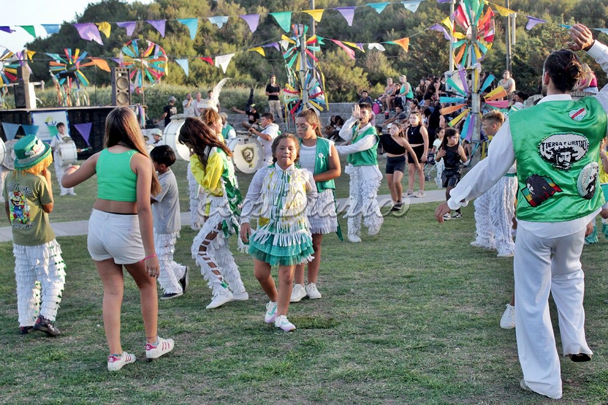 Murga. En acción, en la tarde de ayer en la 3 de Agosto. Quequén
