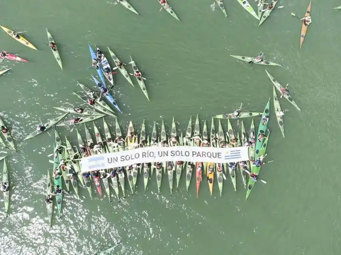 Kayakeada binacional para conmemorar el  Día Internacional de Acción por los Ríos