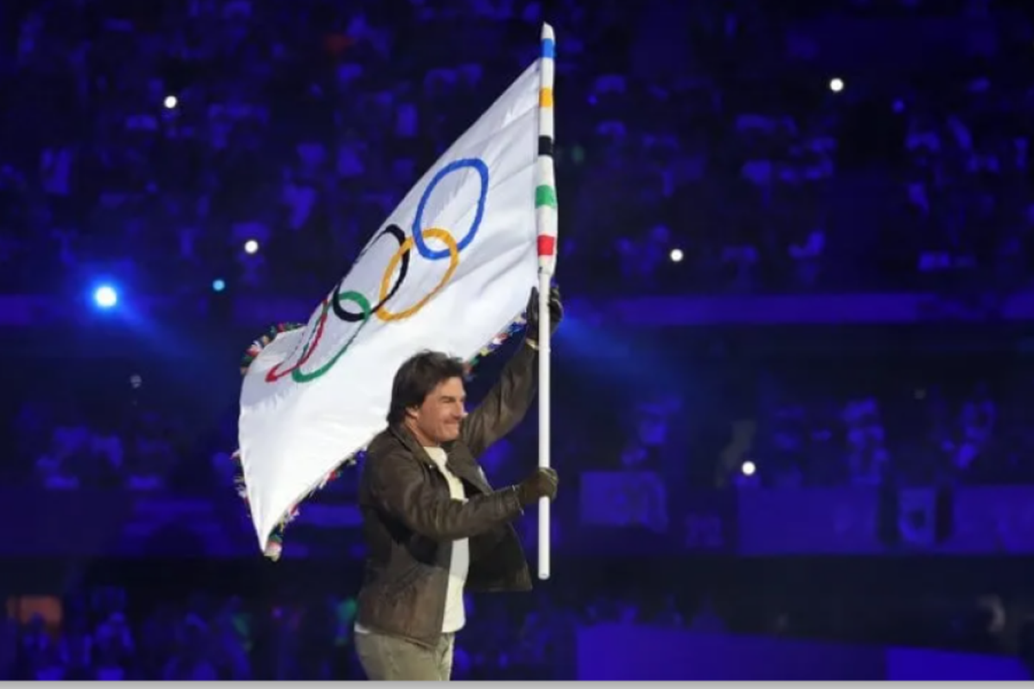 Tom Cruise con la bandera rumbo a LA 2030( Reuters)