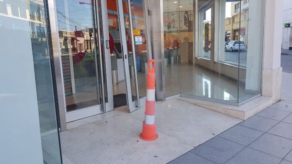 Banco Galicia: la puerta estaba dañada por “problemas de mantenimiento”