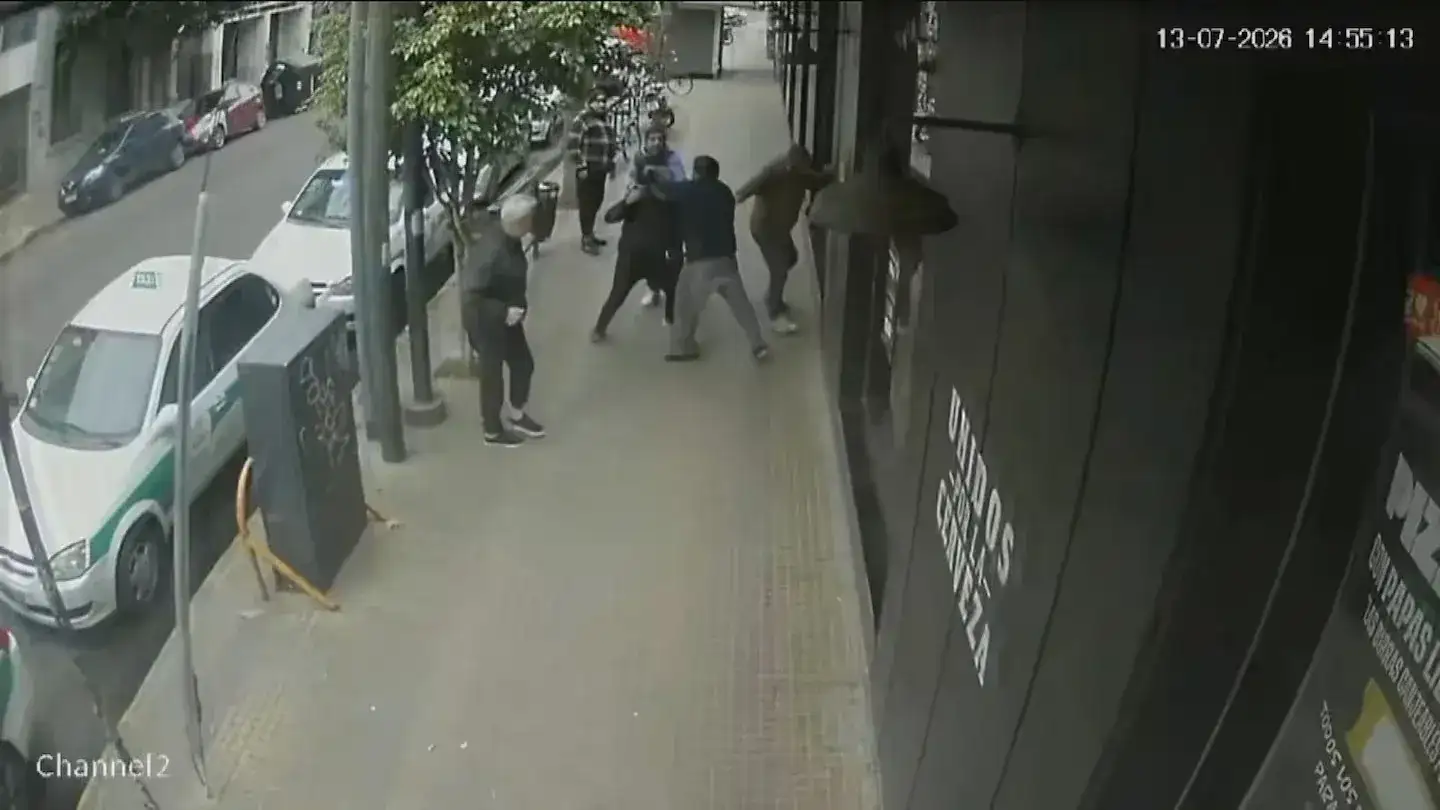 El hecho ocurrió en el centro de la ciudad y a plena luz del día. (Video: captura eltrece)