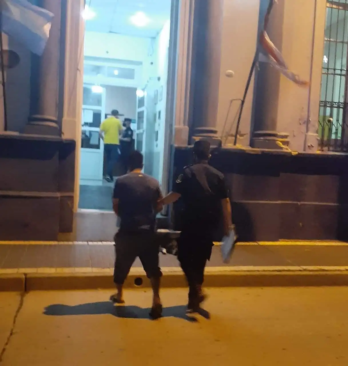 Quedó detenido tras robar un celular en una reunión entre amigos