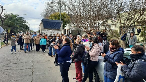 Jardín Belén: con un abrazo simbólico, hubo respaldo a las docentes y reclamo de justicia