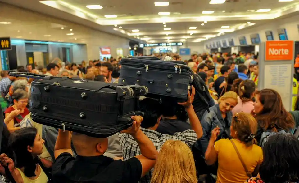 Conflicto en Aerolíneas Argentinas: Suspenden a 376 empleados y este miércoles habrá asambleas
