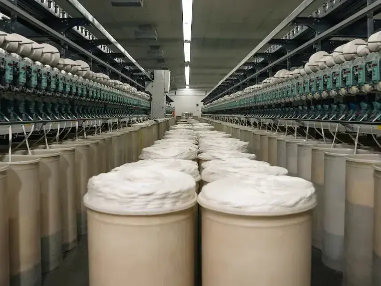La producción textil aceleró su caída y la capacidad instalada siguió entre las más bajas de la industria