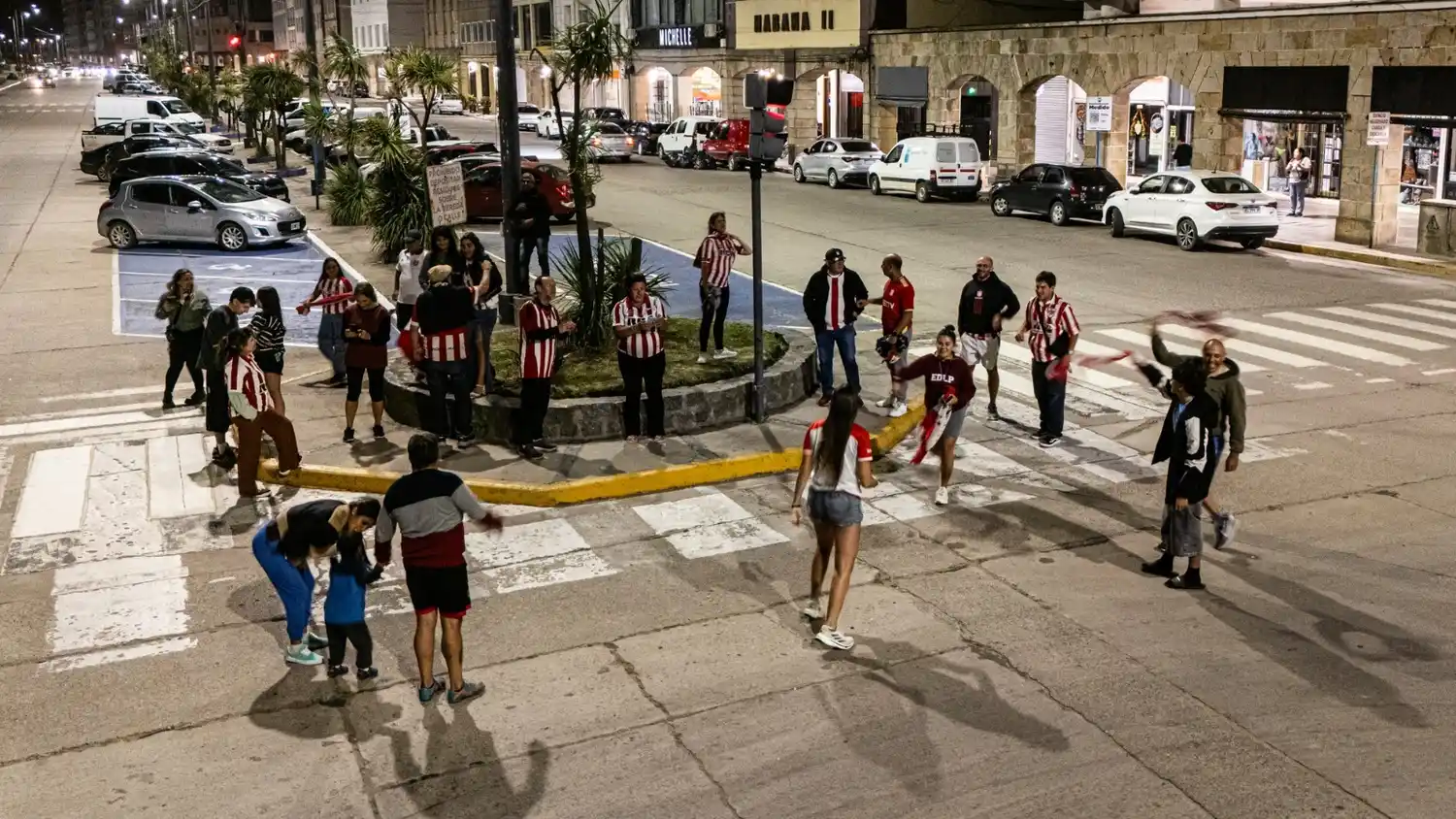 Fanáticos de Estudiantes se reunieron para festejar el Torneo Clausura en la Rambla