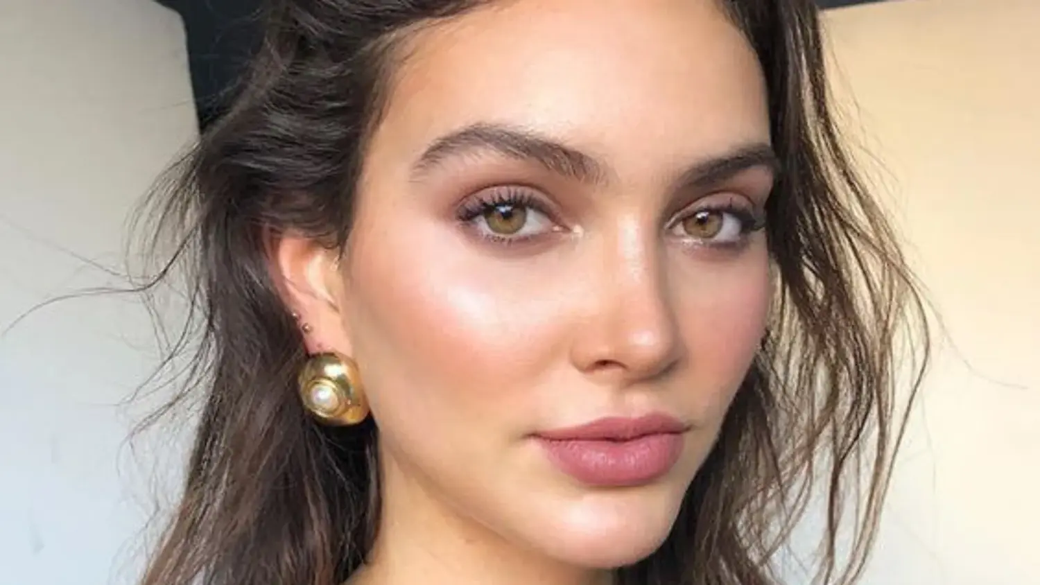 Todo lo que necesitás saber para resaltar tus ojos marrones con estilo