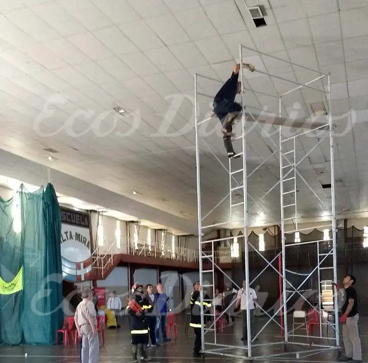 Luego de un cortocircuito, evacuaron la Escuela Alta Mira