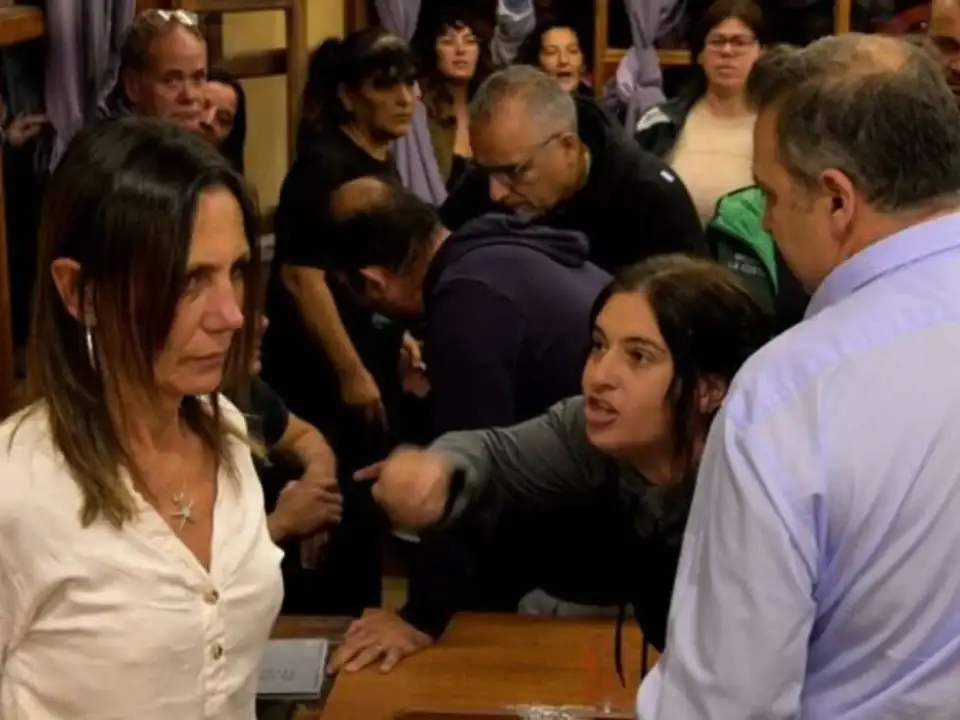 La concejala Clarisa Armando (PRO) de camisa blanca, recibiendo insultos tras ser rechazado el proyecto de presupuesto municipal en Villa Gesell.
Foto: Agencia NA/X
