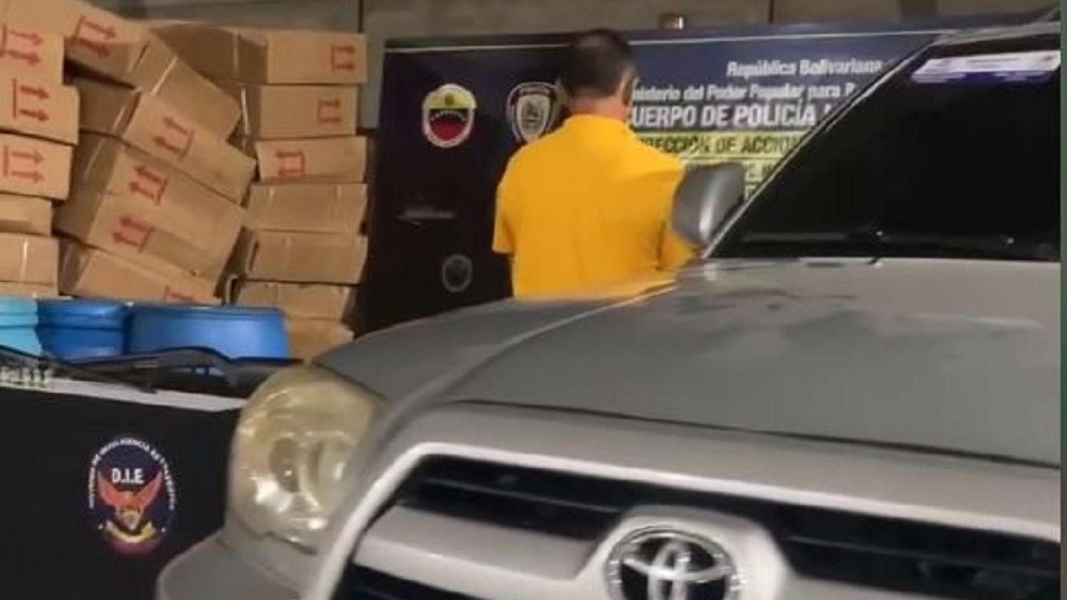 ¡QUÉ MOLLEJA! Capturan a hombre con 800 litros de gasolina y 290 sillas de ruedas hospitalarias en Zulia (VIDEO)