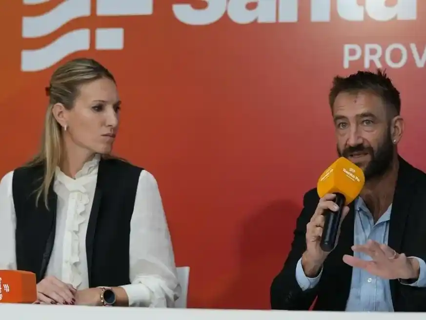 El director provincial de Investigaciones Criminales de la provincia de Santa Fe, Rolando Galfrascoli, y la vocera, Virginia Coudannes durante la conferencia.