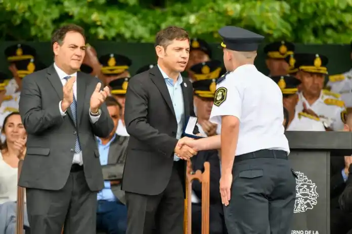 Alonso aplaude a lado de Kicillof en un acto a principios de año.