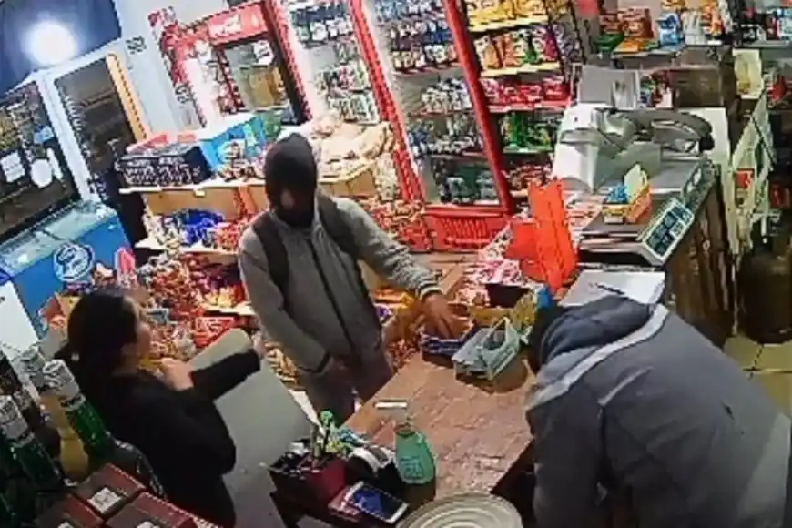 Violento asalto: ingresaron armados a un kiosco y huyeron en moto con todo lo robado