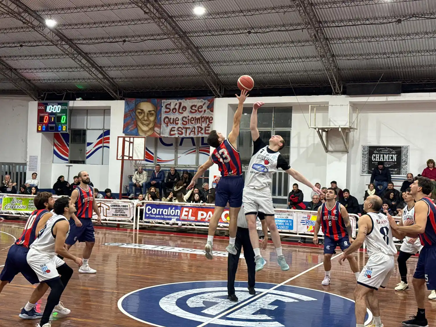 Salto inicial en Elortondo. Atlético fue uno de los que hizo pesar su localía. Foto: Sur24.