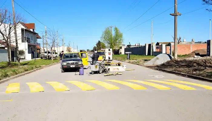 Señalizan los reductores  de velocidad de la 91 y 42